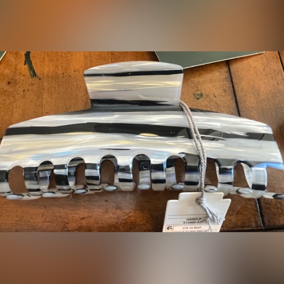 3 Wild fable & 1 a new day large hair claw clip new - Picture 3 of 5